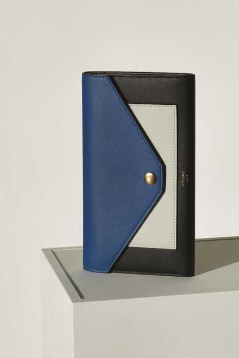 CÉLINE Pockete藍白黑拼接手拿包,26,000元。